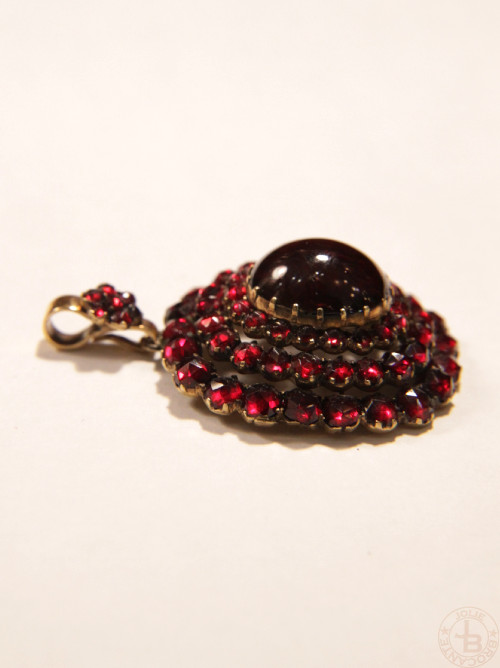 アンティーク ガーネット Antique Garnet
