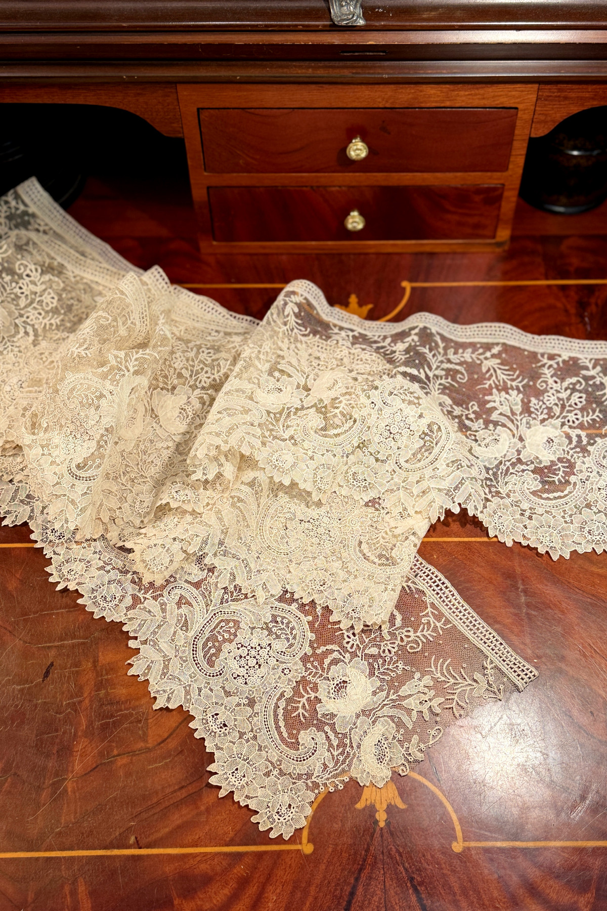 Antique lace point de gaze