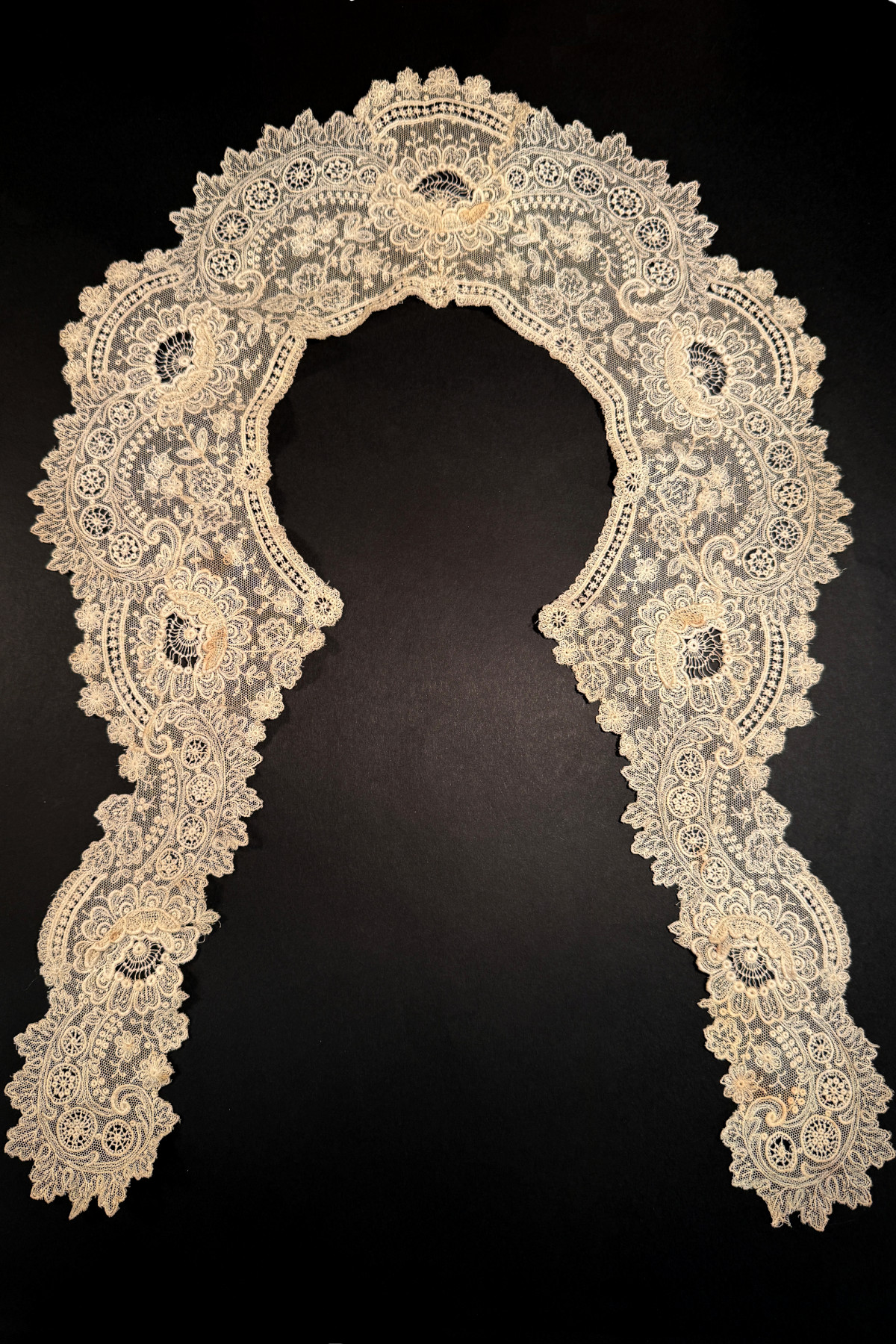 Antique lace point de gaze