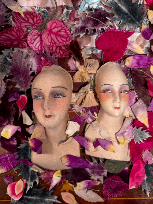 ブドワールドール入りカルトナージュ Old Doll head in box