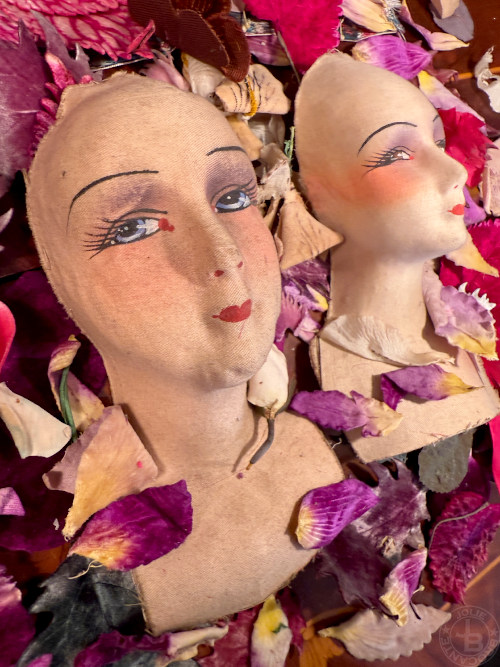 ブドワールドール入りカルトナージュ Old Doll head in box