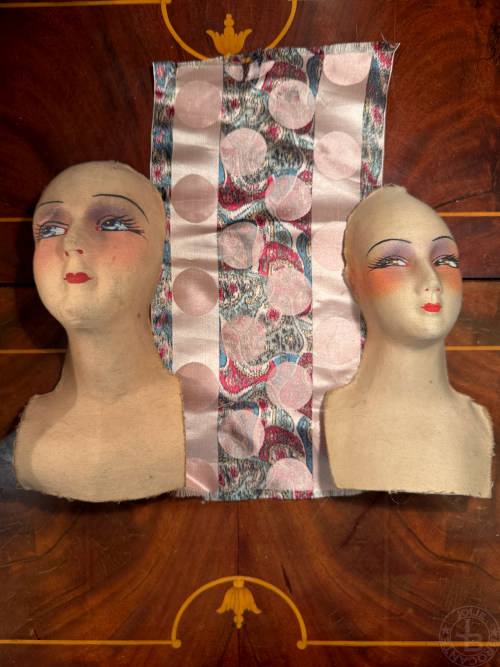 ブドワールドール入りカルトナージュ Old Doll head in box